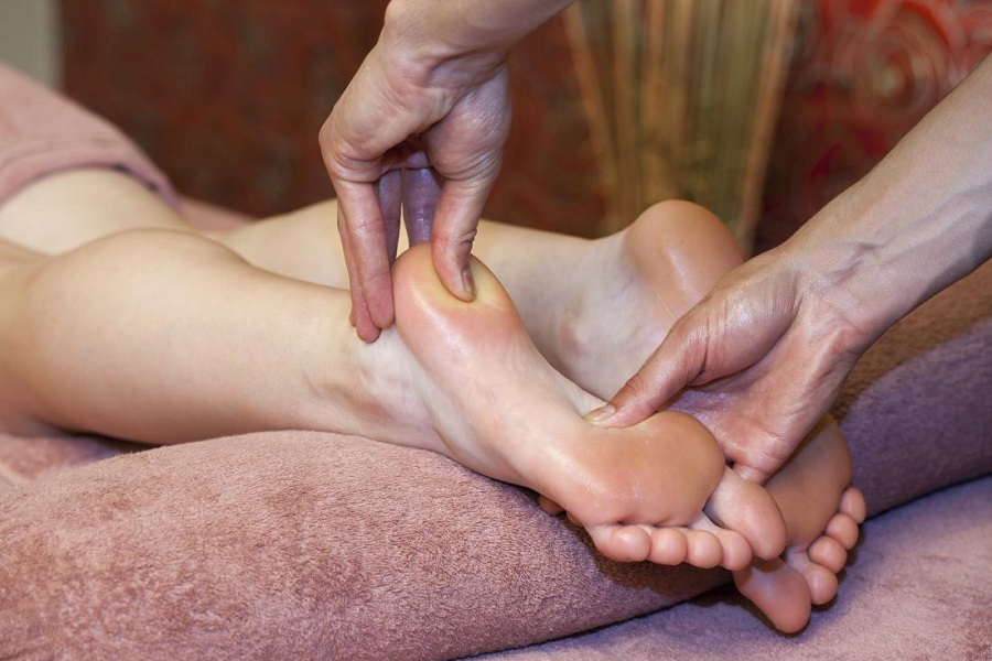 Испанский мачо делает массаж ног девушке перед классным сексом